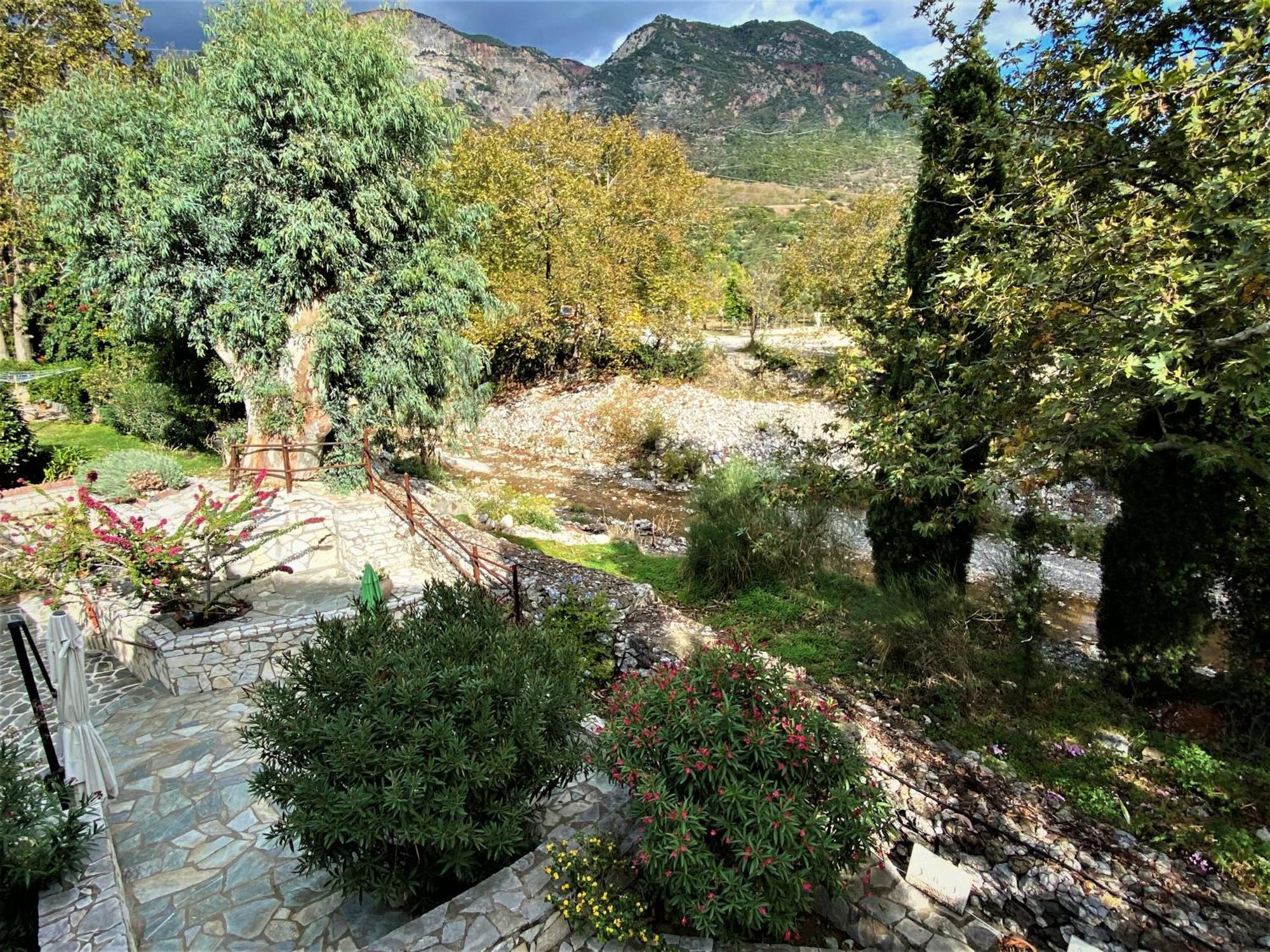 Steinturm Mit Dach-Terrasse Zwischen Fluss, Meer Und Gebirge- Spiti Pirgos Paralia Sergoulas 外观 照片